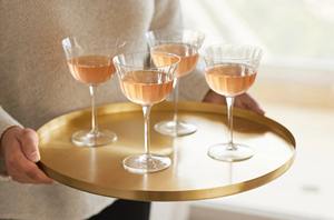 Bandeja de proveedor de servicio Breck Fist con bandeja decorativa de hoja de Metal de latón con acabado antiguo dorado forma Irregular redonda para servir - Product Image 5