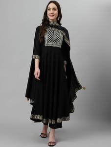 Derniers kurtis fantaisie au design en rayonne lourde avec broderie lourde Robe arabe pour femmes du Moyen-Orient à col en V - Product Image 3