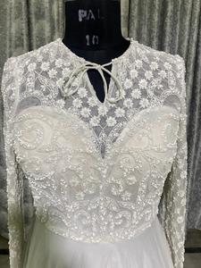 Elegante vestido de novia blanco con mangas completas de lentejuelas y cuentas bordado a mano cuello redondo hasta el suelo-para la madre de la novia - Product Image 2