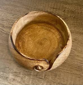 Cuenco de hilo de madera hecho a mano para tejer y ganchillo, recortes de remolino, soporte de hilo perfecto para entusiastas y artesanos - Product Image 2