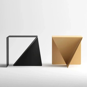 Mesa Auxiliar Geométrica de Metal con Acabado Dorado, Elegante, Ideal para Oficina, Espacio de Trabajo, Salón o Decoración Contemporánea, Procedente de la India - Product Image 3