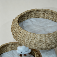 Arbre à chat à 2 niveaux en rotin naturel avec poteau à gratter en sisal, lit pour chat à structure en bois robuste avec coussin moelleux et jouet suspendu en forme de nuage