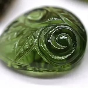 Auténtico tallado de moldavita checa, tallado de hojas de piedras preciosas naturales verdes con certificado IGI - Product Image 3