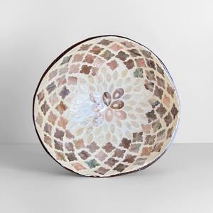 Cuencos de concha de coco con incrustaciones de perlas de nácar, diseño único, para decoración de cocina. - Product Image 2