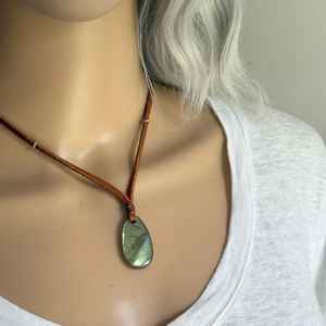 Colgante DE PIEDRA DE PREOCUPACIÓN DE labradorita Vintagelike, cordón de cuero chapado en oro ajustable, collar de cristal curativo Natural para compromiso - Product Image 5