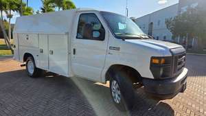 Ford E-Series E-350 SD 2023, boîte manuelle, turbo diesel, conduite à gauche, intérieur foncé, sièges en cuir, à vendre - Product Image 3