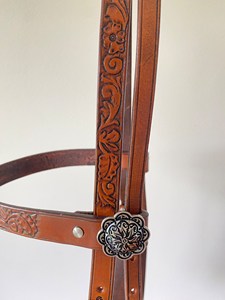 หัวม้าแบบตะวันตกสำหรับขี่ม้าหนังแกะสลักมือดีไซน์แบบพรีเมียม - Product Image 6