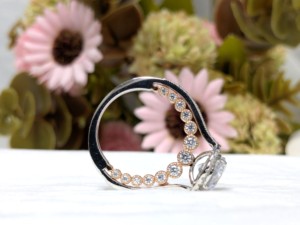 Bague de fiançailles en or blanc 14 carats massif, style vintage classique, avec halo de diamants de laboratoire ronds de 2 carats - Product Image 2