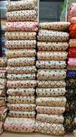 Tissu non tissé en dupion soyeux avec une tissage irrégulière unique, polyvalent pour les vêtements de mariage, les accessoires, les nappes, la décoration intérieure