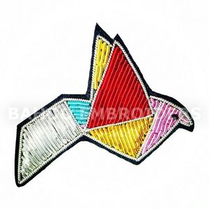 Insigne de nom en soie brodé personnalisable avec motif d'oiseau tissu à coudre et feutre avec technique d'émail pour sacs Logo personnalisé - Product Image 1