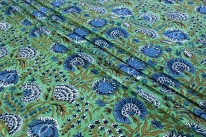 Tela de algodón floral: estampado de bloques de mano azul y verde, ropa de mujer de estilo Mughal indio, tela acolchada, cortina, servilletas - Product Image 4