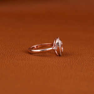 Anillo de oro rosa de 14 quilates con corte ovalado de diamante cultivado en laboratorio, anillo de regalo de aniversario de oro rosa con diamante redondo para ella con anillo de diseño personalizado - Product Image 5