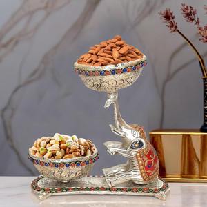 Support de chocolat conçu royaliste avec support de chocolat au design incurvé à la main en or pour servir du chocolat et servir des desserts - Product Image 6