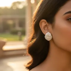 Boucles d'oreilles clous tendance pour femme en laiton, avec cristaux scintillants, zircon, perle et motif d'ailes religieuses, finition rhodiée, pour les fêtes - Product Image 2