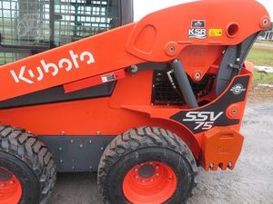 รถตักล้อยาง KUBOTA SSV75 พร้อมเครื่องยนต์ดีเซล 4 จังหวะ หลายสูบ 70 ซีซี ระบายความร้อนด้วยน้ำ ให้ผลผลิตสูง สตาร์ทด้วยเท้า - Product Image 4