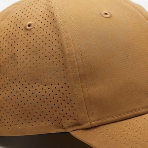 Casquette de sport de golf en polyester imperméable à 5 panneaux avec logo personnalisé, trous perforés au laser, casquette de baseball respirante, taille réglable - Product Image 5