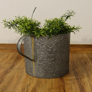 Juego de tres encantadores bolsillos de metal galvanizado montados en la pared, perfectos para crear una hierba vertical o un pequeño arreglo floral - Product Image 2