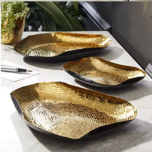 Cuenco de latón pulido diseñado para una presentación elegante de alimentos en hogares, restaurantes y entornos de hostelería. - Product Image 1