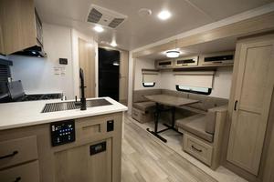 Bailey Motorhome Adamo 694 Auto 4x4 Motorhome Caravan Remolque de viaje de aluminio para acampar y autocaravana autoalimentada a la venta - Product Image 2