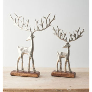 Ensemble de 2 figurines de renne élégantes en métal argenté avec socle en bois Décoration de maison de Noël moderne Statue de cerf debout pour la décoration de table - Product Image 1