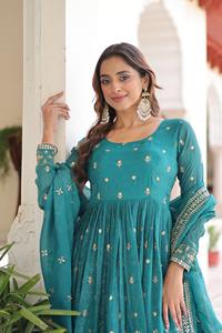 Fournisseur en gros de robes Anarkali avec broderie et travail de séquence pour mariage ou fête et vêtements de fête pour quantité en gros - Product Image 2