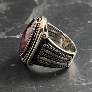 Anillo de Estilo Griego Vintage para Hombre, Hecho a Mano en Plata de Ley 925 con Baño de Oro de 18K, Piedra de Circonio Rosa Ovalada y Motivo de Columnas - Product Image 4