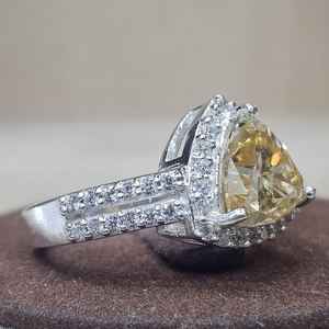 แหวนหมั้นเพชรโมอิสซาไนต์แท้ รับรองโดย GRA ระดับ VVSD ทรงทริลเลียน สีเหลือง ตัวเรือนเงินแท้ 925 ชุบทองคำขาว - Product Image 4