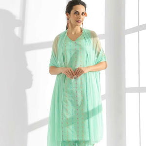 Ensemble ethnique Kurta élégant pour femme avec détails brodés en tissu transparent et extra pour demi-manches teintes pastel - Product Image 1