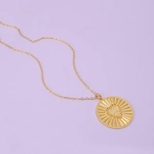 Collar con colgante redondo y chapado en oro con textura de corazón bonito, accesorios de Halloween de moda con collares de moda - Product Image 2