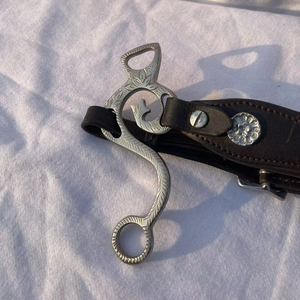 บิตม้าแบบตะวันตกคุณภาพพรีเมียม พร้อมสายรัดแก้มหนัง |   ดอกเกลียวแกะสลักสำหรับขี่ม้าและฝึกม้า - Product Image 5