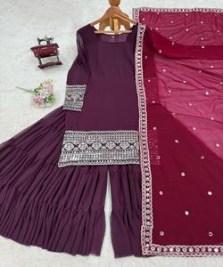 Kurti en rayonne moderne à fleurs avec imprimé géométrique vibrant Sharara Dupatta Set - Product Image 3