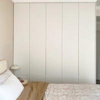 Armoire de chambre à coucher blanche minimaliste moderne, armoire intégrée de grande capacité pour ranger les vêtements avec tiroirs