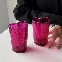 Marteau à pointe d'onde à bande verticale rouge rose Chope à bière Verre à liqueur sans poignée Verres à cœur Verre à boire