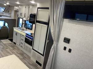 Remolque de Camping Usado ENTEGRA ODYSSEY 24B 2023, Blanco, Euro 5, para 4-6 Personas, con Piso Acrílico - Product Image 3