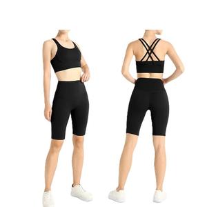 Meilleures ventes Vêtements de sport pour femmes Ensemble de yoga Leggings de couleur unie en deux pièces Shorts Vêtements de sport légers avec logo à la taille - Product Image 3