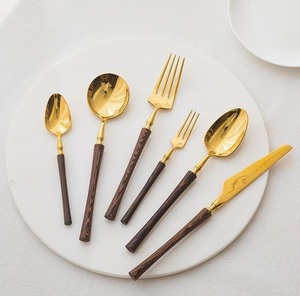 Ensemble de couverts en bois au design classique avec une finition polie lisse parfaite pour un décor de salle à manger élégant et intemporel - Product Image 4