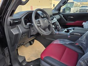 โตโยต้า แลนด์ครุยเซอร์ ดีเซล วีเอ็กซ์อาร์ ปี 2025 เกียร์อัตโนมัติ เครื่องยนต์เทอร์โบ ขนาดยาง R20 เบาะหนัง พวงมาลัยซ้าย ภายในสีเข้ม - Product Image 6