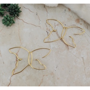 Boucles d'oreilles pendantes papillon vintage en laiton - Plaqué or pour fêtes et mariages, excellente idée cadeau - Product Image 1