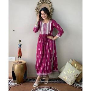 Nayra Cut Kurta y pantalón para mujer con motivos étnicos estampados en vino - Product Image 2