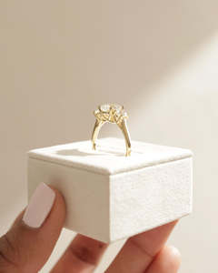 Venta al por mayor 18K oro amarillo 2.01ctw solitario diamante trilogía anillo de bodas corte brillante laboratorio cultivado enrejado ajuste fiestas - Product Image 4