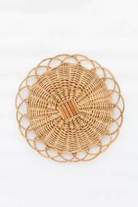 Assiette de présentation en rotin tressé fait main, fabriquée en Inde, avec motif floral, pour décoration de table de mariage et de maison, et décoration murale - Product Image 2