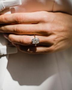 Anillo de Compromiso Blanco con Corte Cojín Alargado de 11x9 mm |   Anillo Solitario con Banda de Oro para Mujer |   Joyería CZ - Product Image 3