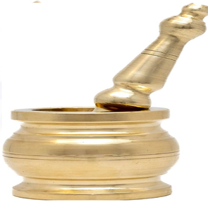 Moderno juego de mortero y pilón de latón sobre una rebanada de madera. Alta calidad, disponible a precios de mayoreo. - Product Image 3