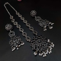 Magnifique collier en laiton argenté antique avec boucles d'oreilles ornées d'une fleur de forme ronde et d'une perle en pierre pour cadeau