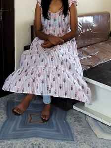 ชุดเดรสผ้าฝ้ายออร์แกนิกพิมพ์ลายด้วยมือสไตล์อินเดีย ยาวคลุมเท้า เป็นมิตรกับสิ่งแวดล้อม ลายดอกไม้สไตล์วินเทจ สำหรับใส่ไปชายหาด - Product Image 2