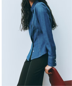 Chemise en jean bleu classique élégante avec col pointu, parfaite pour les sorties décontractées et un look moderne semi-formel - Product Image 4