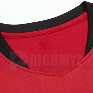 ชุดกีฬาฟุตบอลแบบยูนิเซ็กซ์ สีแดงดำ เรียบง่าย  รับสกรีนโลโก้ - Product Image 3