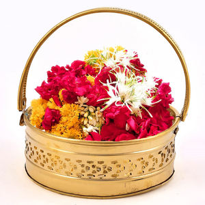 Cesta Decorativa Rústica para Guardar y Servir Frutas, Dulces y Regalos, con Bandeja de Metal de Latón - Product Image 6