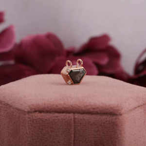 Colgante solitario de diamante natural con ajuste de bisel, colgante con forma de pentágono cortado con sal y pimienta rosa de hecho en oro macizo de 18kt - Product Image 3