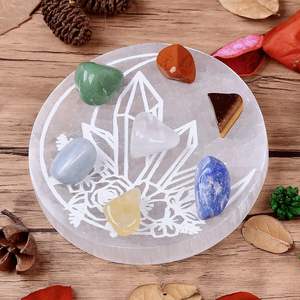 Plaque de charge en sélénite naturelle ronde, symbole de fleur et de cristal pour la guérison par le Reiki, vente en gros de plaques de charge en sélénite - Product Image 3